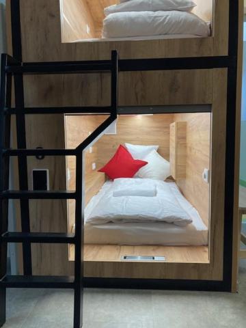 Capsule Hostel Andel Centre Spirit Praag Buitenkant foto
