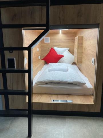Capsule Hostel Andel Centre Spirit Praag Buitenkant foto