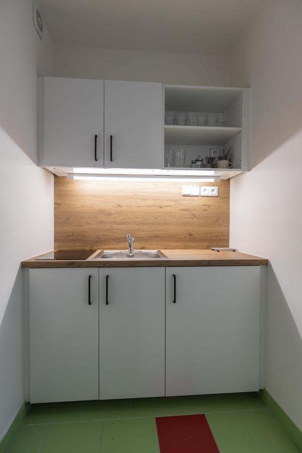 Capsule Hostel Andel Centre Spirit Praag Buitenkant foto