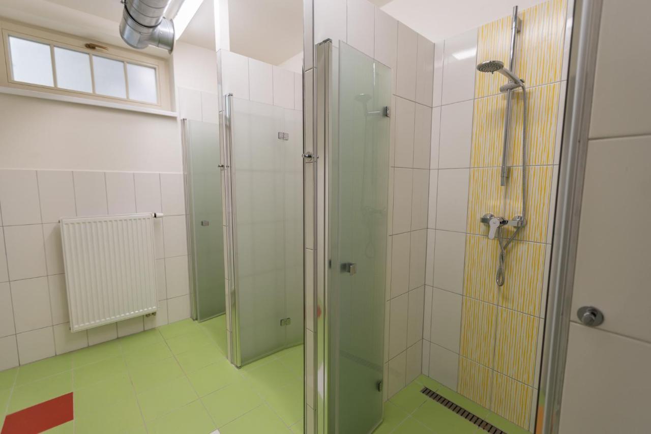 Capsule Hostel Andel Centre Spirit Praag Buitenkant foto