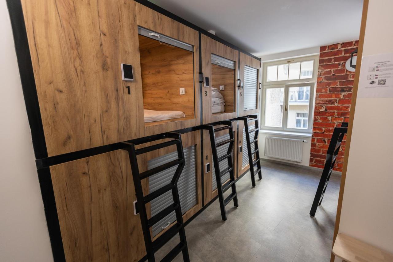 Capsule Hostel Andel Centre Spirit Praag Buitenkant foto