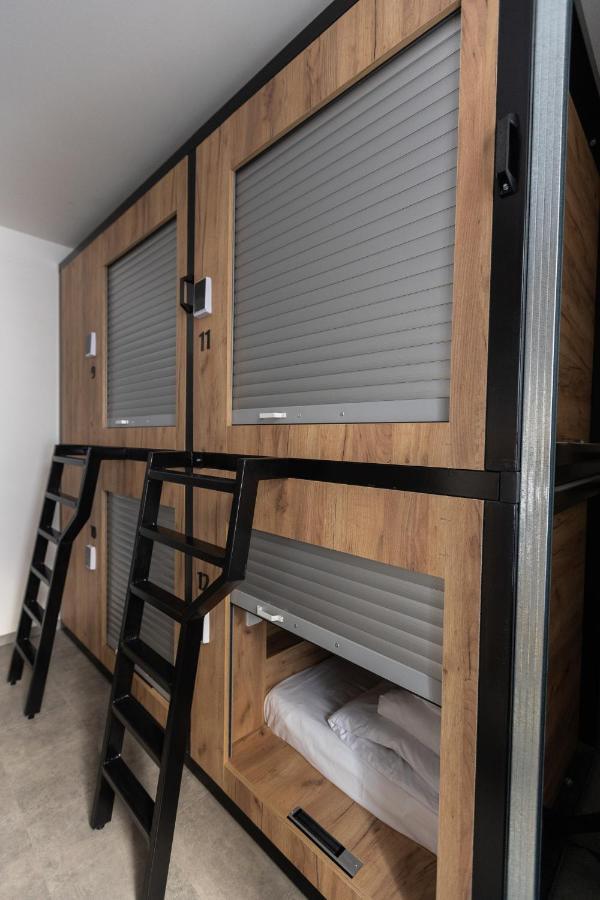 Capsule Hostel Andel Centre Spirit Praag Buitenkant foto